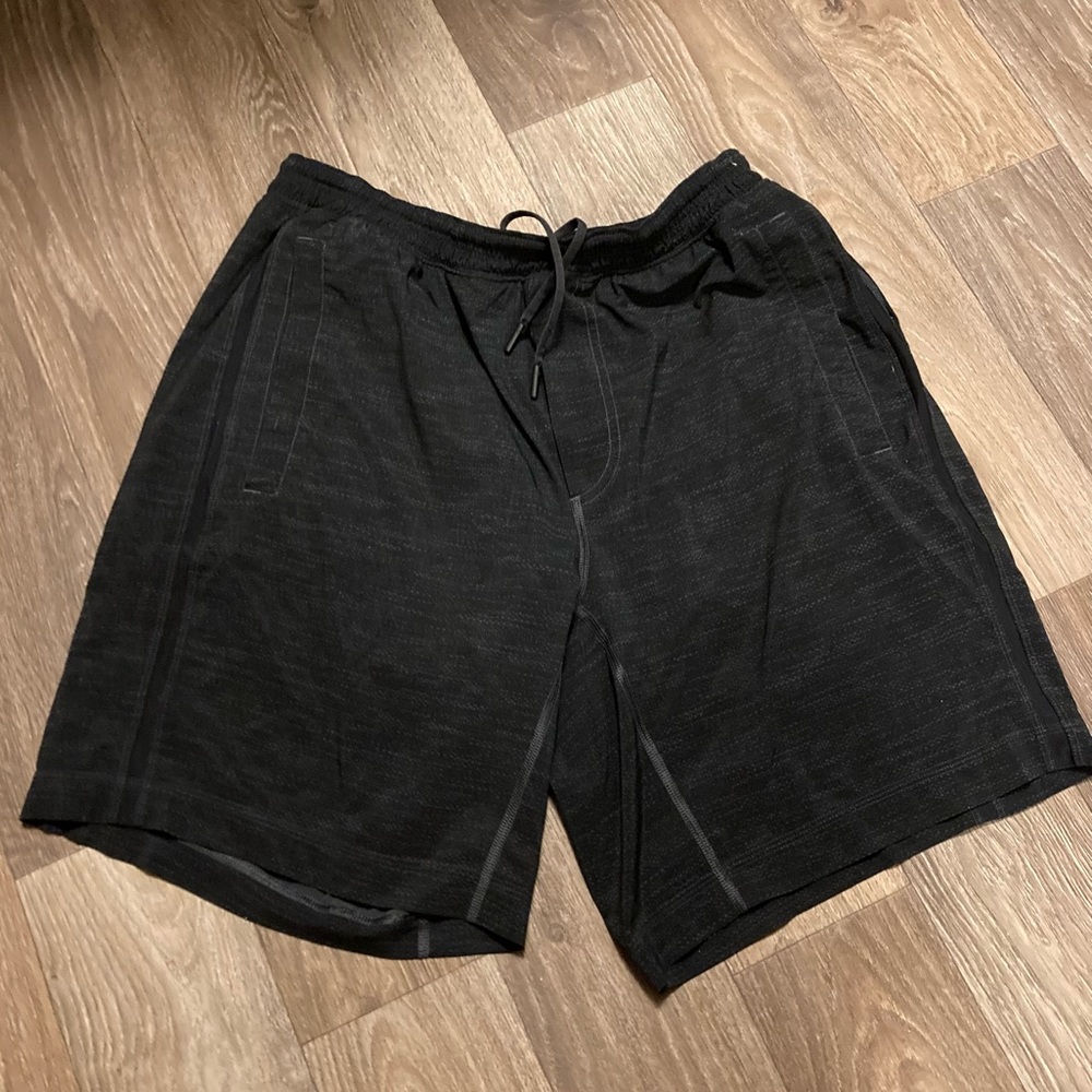 Lululemon men’s gym athletic shorts black and grey size XL